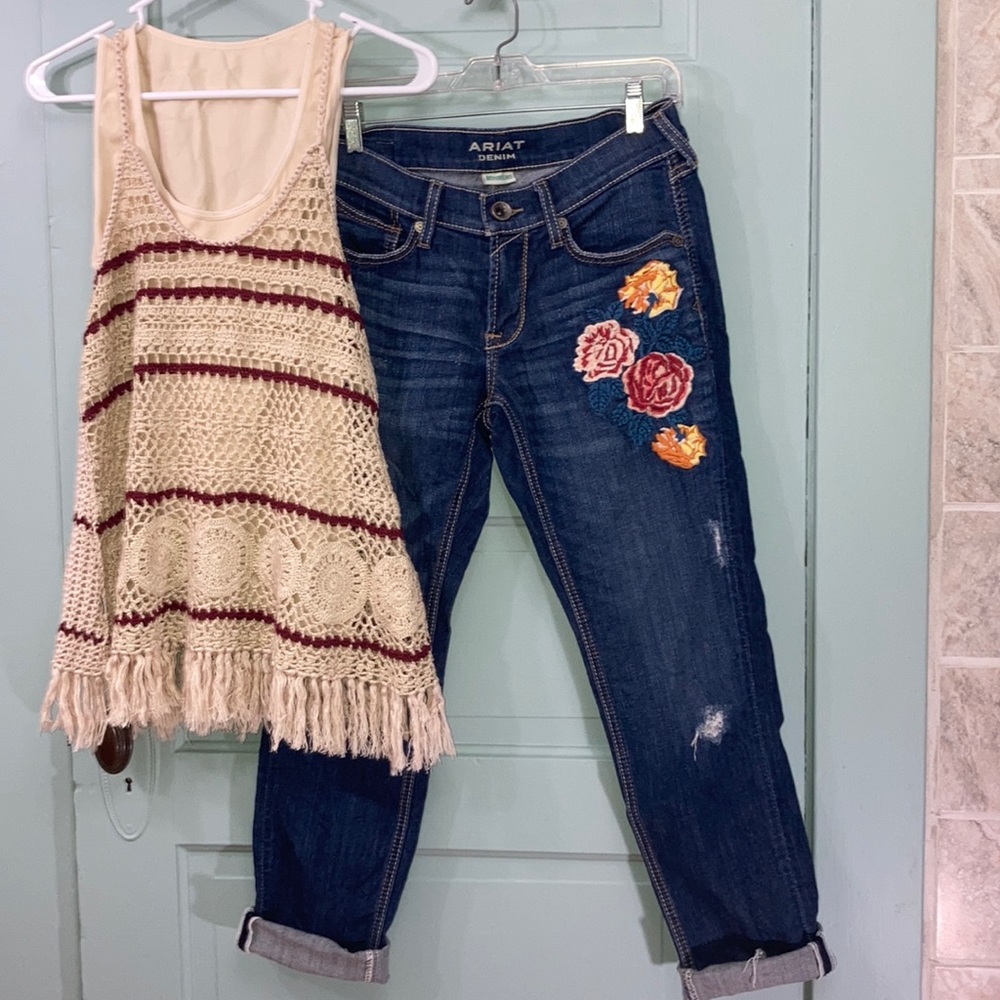 Ariat Embroidered Jeans 26 and 3 Tops M
